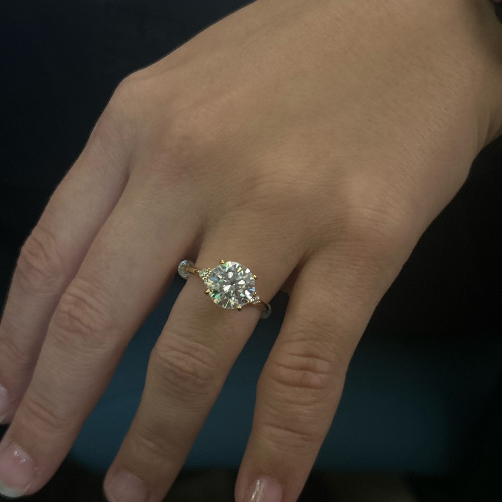 3 Carat Moissanite ring with Sparkling Clear Stone - Picture 8 of 11